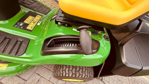 Cortadora de Césped John Deere X350R/X147R Económica, de Gasolina, de Alta Calidad, con 3 Años de Garantía, para el Cuidado de Céspedes Grandes - Product Image 6