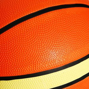 Pelota de baloncesto de goma con hoyuelos de muestra gratis con logotipo personalizado, uso promocional, tamaño oficial y diseño de agarre ligero - Product Image 5