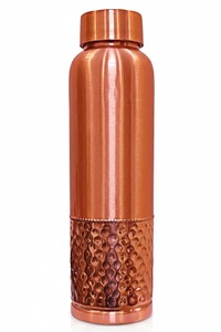 Juego de botellas de cobre de calidad superior Juego de regalo de vasos de cobre puro Ayurvédico para usuarios conscientes de la salud disponible para la venta - Product Image 2