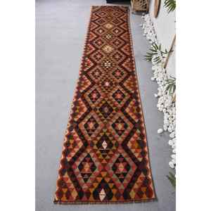 Alfombra Kilim Turca Vintage de 2.5x11.5 pies, Alfombra Roja de Patchwork de Lana - Product Image 1