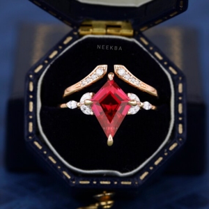 Juego de anillos de compromiso de rubí con forma de cometa, banda de boda de moissanita única, joyería de rubí hecha a mano de oro rosa sólido de 14K DE LA India - Product Image 2