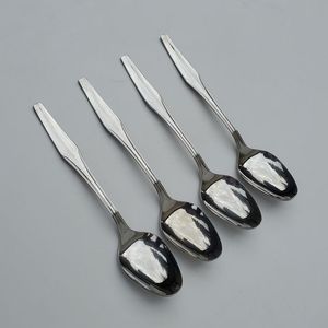 Juego de 4 Cucharas de Acero Inoxidable, Cuchara de Mesa de 16 cm de Largo, Cubiertos de Grado Alimenticio para el Hogar y la Cocina, 4 Cucharas Plateadas - Product Image 2