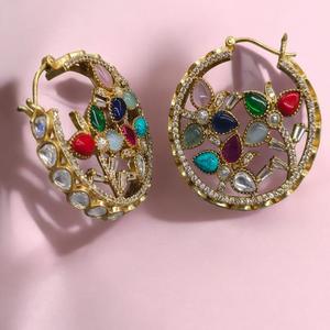 Pendientes clásicos de moissanita de excelente calidad con piedras de uso tradicional Busque la colección de ropa de boda para fiesta para mujer - Product Image 1