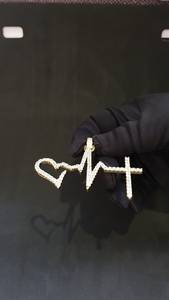 Colgante de Cruz con Latido de Corazón en Acabado Dorado, Completamente Engastado con Moissanita VVS, Joyería Hip Hop - Product Image 2