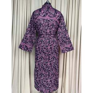 Cárdigan tipo bata de lana de yak para mujer, negro con estampado floral, cálido y cómodo para invierno, con bolsillos, abrigo de casa tejido ODM con diseño original. - Product Image 3