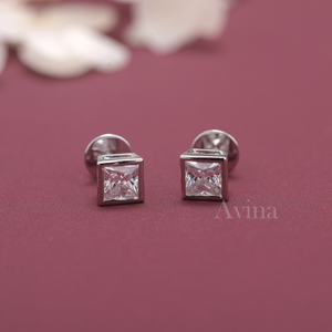 Boucles d'oreilles clous en diamant de laboratoire certifié IGI, taille princesse, serties clos, en or blanc/jaune et rose 18 carats, avec diamants carrés - Product Image 1