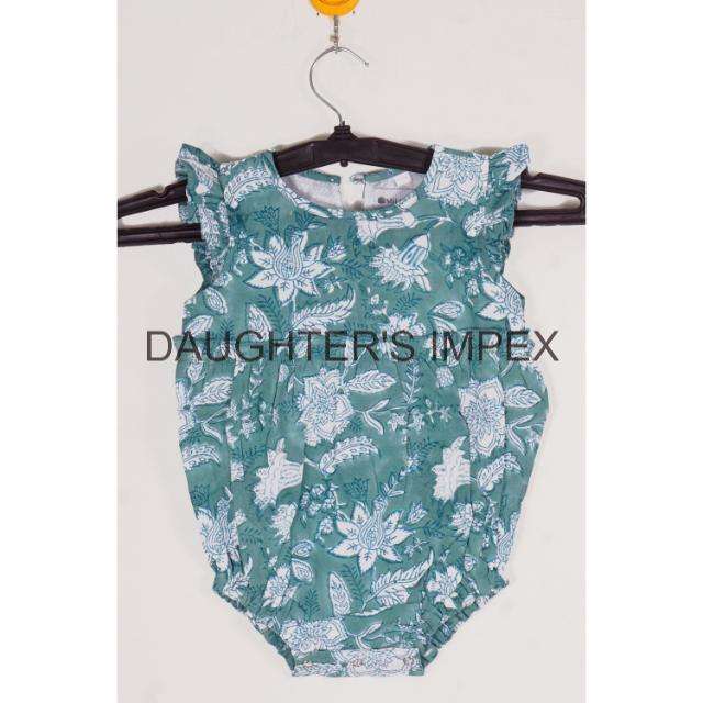 มีสีเขียวขุ่น