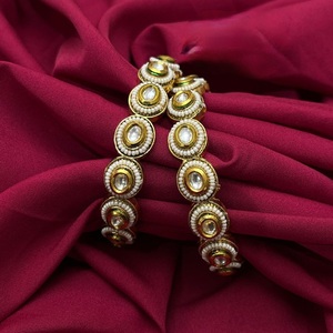 Gorgeous Grace Floral Openable Jadau Bangles Joyería nupcial chapada en oro con acentos de piedras preciosas para mujeres - Product Image 1