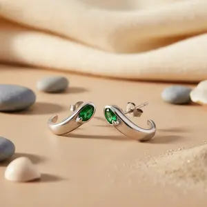 Pendientes de Aro Huggie de Plata 925 con Esmeralda Verde, Chapados en Oro, Joyería Moderna con Formas Geométricas Florales para Compromiso o Regalo - Product Image 3