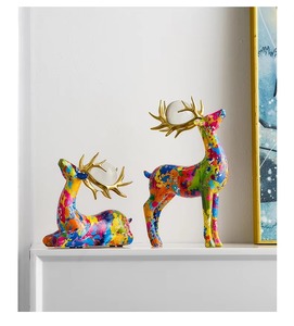 Figurine artistique de renne multi-tons avec ornement élégant de boule de cristal pour l'affichage de manteau ou la décoration saisonnière de table de bureau - Product Image 4