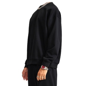 Sweat-shirt à col rond en coton éponge français épais avec logo personnalisé 300GSM pour hommes Graphique vierge noir avec style brodé Style doux - Product Image 5