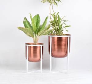 Ensemble de jardinières de style ferme en fer plaqué or rose, 2 supports blancs avec revêtement en poudre - Utilisation en jardin, durable, écologique, vente en gros, pour la maison - Product Image 2