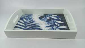 Bandeja Redonda de Madera Negra de Lujo con Asas Florales de Latón Fundido – Tazón Decorativo de Madera Hecho a Mano para Mesa de Centro o Comedor - Product Image 3