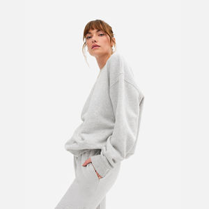 เสื้อสเวตเชิ้ตผู้หญิงไซส์ใหญ่แบบ OEM ตกแต่งมุก ผ้าฟลีซ ระบายอากาศได้ดี เสื้อคลุมแบบสวมหัว เสื้อผ้าฤดูหนาว ทรงโอเวอร์ไซส์ - Product Image 2