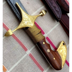 Hermosa espada de caza de acero de Damasco, hecha a mano, de diseño nuevo, de alta calidad, personalizada OEM, con mango de madera y funda de cuero. - Product Image 5