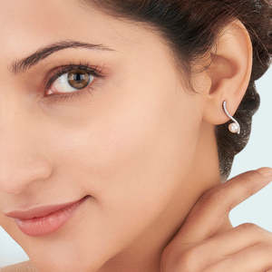 Pendientes de Perlas y Oro de 14k con Diseño Geométrico y Circonitas para Mujer, Serene Swirls - Product Image 2