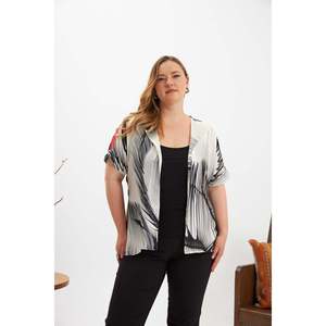 Blusa Kimono Negra Talla Grande RMG con Patrón Lineal Abstracto en Contraste y Mangas con Rayas Rojas, Top de Poliéster Drapeado con Cinturón - Product Image 6
