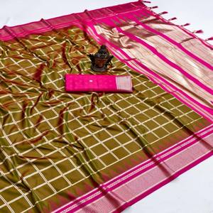 ผ้าไหมบาแนรัสแท้ VASTRA COTTAGE พร้อมลายปักด้วยด้ายซารีทั่วผืน ดีไซน์หรูหราด้วยพัลลูที่สวยงาม และเสื้อทอผ้าไหมแบบตัดสี - Product Image 5