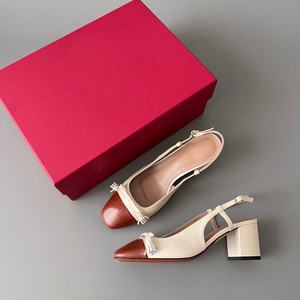 Escarpins de créateur pour femme à talons bas, bout rond, avec bride arrière, boucles, décorations métalliques, patchwork et nœud avant, style slingback, type sandales habillées - Product Image 1