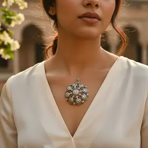 Pendentif floral en diamant de luxe pour femmes avec plaqué or, bijoux haut de gamme, charme - Product Image 1