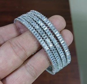 BRACELETS AMÉRICAINS DE STYLE CLASSIQUE EN DIAMANT BRACELETS PLAQUÉS ARGENT TRADITIONNELS ET À LA MODE ET ZIRCON CUBIQUE POUR FEMMES ET FILLES - Product Image 1