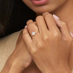 Anillo de compromiso de diamante de tres piedras de corte ovalado con diseño exclusivo para cada ocasión, fiesta, función, regalo - Product Image 2
