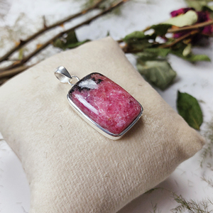 Pendentif en rhodonite de forme rectangulaire pour la vente en gros - Product Image 4
