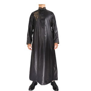 Vente en gros de thobe arabe grande taille pour hommes vêtements islamiques musulmans thobe caftan pour hommes thobe noir personnalisé brodé en or - Product Image 2