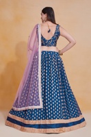 Lehenga choli en georgette de nylon brodé avec un chemisier en soie et un dupatta en tulle doux, travail de zari, travail de perles, tenue de fête de mariage