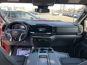 Chevrolet Silverado 2500HD LT Crew Cab 4WD 2024 Rojo Intenso Usado con Techo Solar, Arranque Remoto, Asientos de Cuero, Paquete Tecnológico, Volante a la Izquierda, Interior Oscuro - Product Image 5