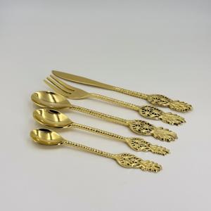 Ensemble de couverts en laiton antique doré de qualité supérieure avec manche au design classique, cuillère, fourchette et couteau en laiton doré élégant en Inde - Product Image 4