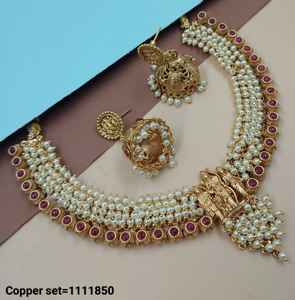 ENSEMBLE DE BIJOUX INDIENS TRADITIONNELS ET À LA MODE EN CUIVRE ENSEMBLE DE BIJOUX DE MARIAGE POUR FEMMES BOUCLES D'OREILLES ET COLLIER - Product Image 3