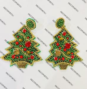 Pendientes de botas occidentales de Papá Noel con cuentas de semillas rosas hechas a mano para celebraciones festivas - Product Image 2