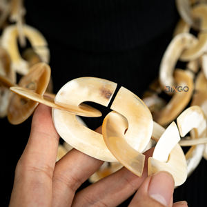 Vente en gros de collier à longue chaîne en corne de boeuf naturelle de haute qualité pour femmes accessoires de mode à la mode avec chaîne à maillons - Product Image 5