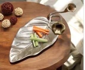 Plateau élégant en forme de feuille en acier inoxydable Design moderne et élégant pour servir des collations et exposer des objets décoratifs - Product Image 2