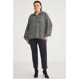 ETHIQUET Paulinebb Chemise grande taille pour femme en tissu froissé à manches ballon et motifs - Product Image 5