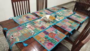 Exclusivo camino de mesa estilo vintage Banjara, hecho a mano, con 6 tapetes, juego de camino de mesa de retazos bordado - Product Image 3