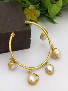 Bracelet ouvert élégant de perle d'eau douce royale Bracelet de perle antique de luxe Bracelet de perle d'eau douce de fusion antique pour des femmes - Product Image 2