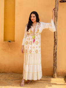 Robe maxi en coton blanc pour femmes, robe bohème d'été brodée de fleurs avec des glands, tenue de vacances longue, robe maxi en coton blanc - Product Image 3