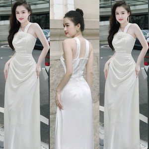 [Tendance chaude] DR218 Tournez chaque tête avec cette robe en satin avec un décolleté floral méticuleusement conçu qui respire la confiance - Product Image 1