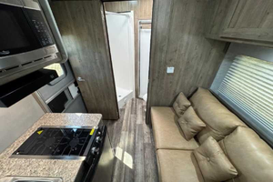 รถพ่วงม้าคุณภาพสูง Harmar Dixie Outlaw 7206LQ รุ่นปี 2026 สำหรับม้า 2 ตัว พร้อมห้องพักอาศัย พร้อมจัดส่ง - Product Image 5