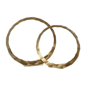 Bague en métal martelé doré moderne Sculpture décorative de table Art Accent élégant Home Office Desk Centerpiece Display Ornament - Product Image 5