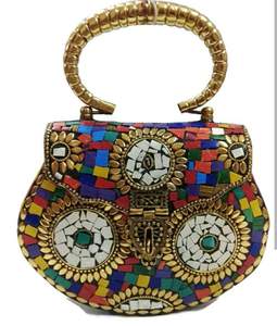 กระเป๋าคลัทช์สำหรับผู้หญิงที่ทันสมัยและใช้งานได้หลากหลายสำหรับตอนเย็นทำด้วยมือคุณภาพสูงและตกแต่งสีขาวและมือจับ - Product Image 1