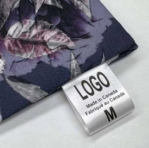 Étiquettes d'entretien en satin thermocollantes personnalisées OEM Étiquettes de cou lavables imprimées pour vêtements privés - Product Image 1