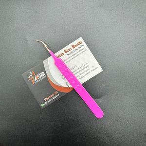 Pinzas para extensión de pestañas de acero inoxidable con logotipo personalizado de color rosa fuerte, volumen clásico, punta de fibra puntiaguda, accesorio sostenible - Product Image 3