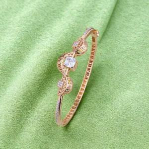 Brazalete dorado para mujer con patrón de espiral artístico y centro de cristal cuadrado, elegante y ligero, ideal para uso diario. - Product Image 4