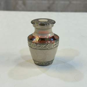 Contenedores conmemorativos grabados con esmalte blanco de aluminio Urna Serenity estilo americano con recuerdo de precio barato a granel de la mejor calidad - Product Image 2