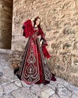 Robe de mariée traditionnelle turque, travail artisanal perlé complexe, tissu satiné naturel, longueur ras du sol, respirante, imprimé floral pour soirée