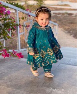Magnifique dernier DESIGN de bébé-KURTA LONG évasé avec robe pantalon et sa personnalisation dans n'importe quelle taille et couleur @ 2023 - Product Image 1