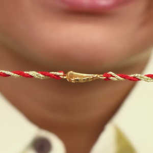 Bijoux rakhi amusants et élégants pour enfants sur le thème de la pizza dorée pour enfants - Product Image 1